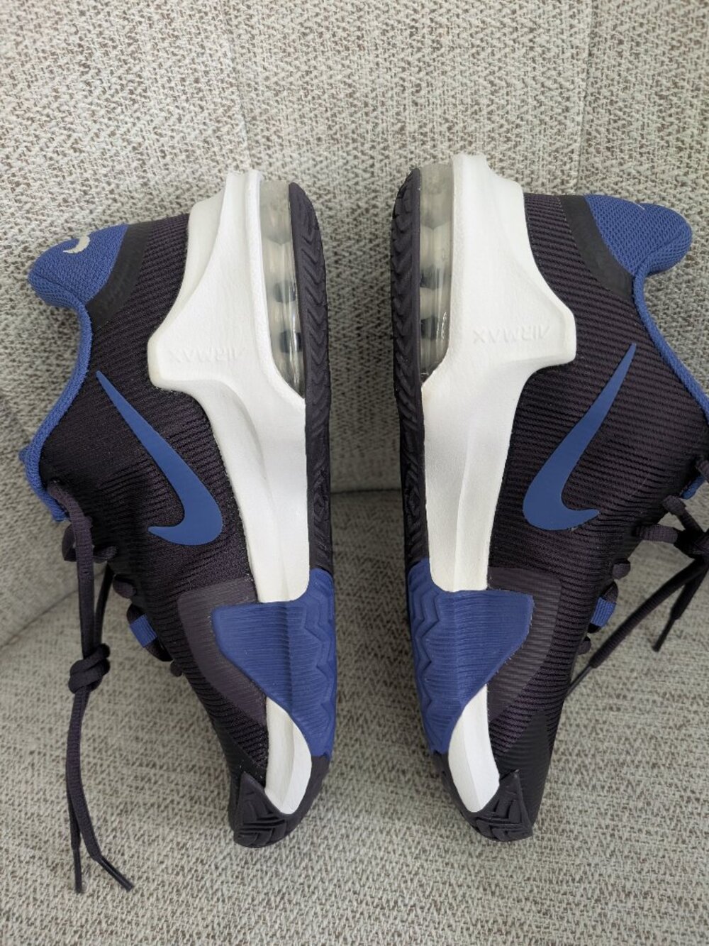 Nike AirMax - Size 6 - NEW